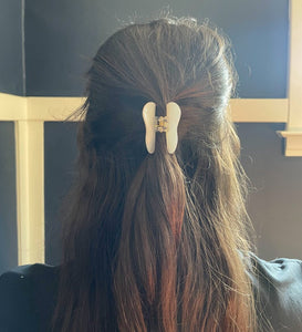 Small Pearly White Tooth Claw Hair Clip